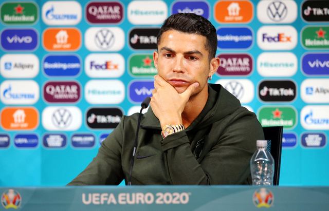 Pemain Portugal Cristiano Ronaldo saat konferensi pers UEFA. Foto: Handout via REUTERS
