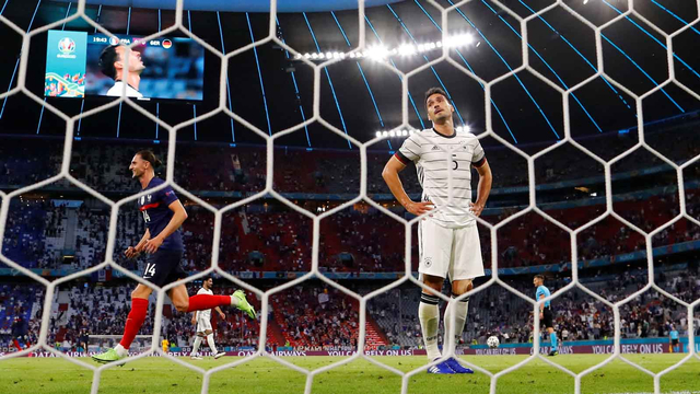 Reaksi Mats Hummels dari Jerman setelah mencetak gol bunuh diri saat melawan Prancis di Euro 2020 di Arena Sepak Bola Munich, Munich, Jerman, 15/6. Foto: REUTERS/Kai Pfaffenbach 