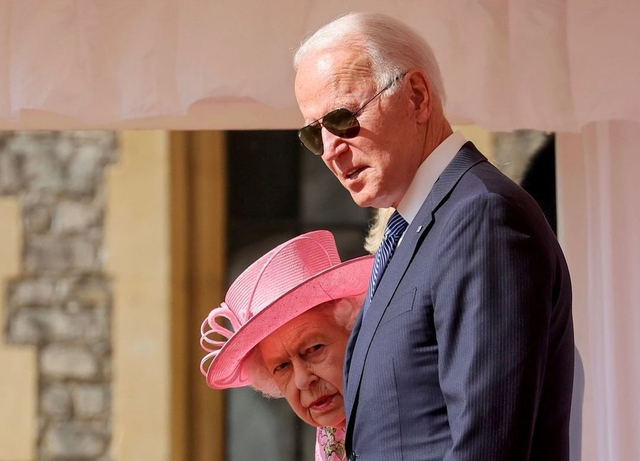 Joe Biden saat Bertemu Ratu Elizabeth II di Kastil Windsor, Inggris, pada Minggu (13/6). Foto: Instagram @joejillbiden