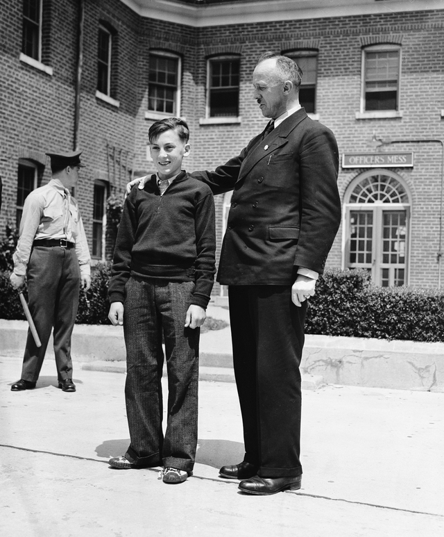 Werner Franz yang berusia 13 tahun bersama Heinrich Kubis (kanan), awak kabin pertama di dunia di Lakehurst, N.J., 7 Mei 1937. Foto: AP Photo
