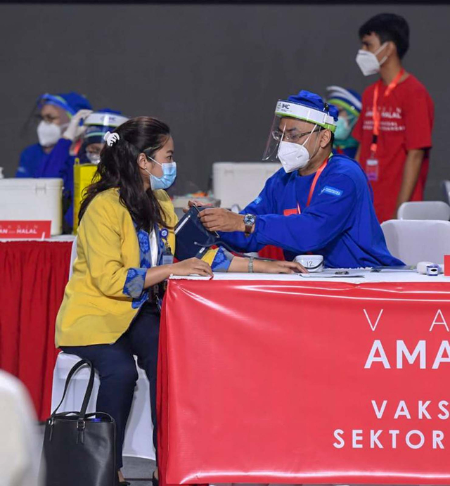 Vaksinasi COVID-19 di Tenis Indoor Senayan, Jakarta, 16/6. Foto: Lukas/Biro Pers Sekretariat Presiden