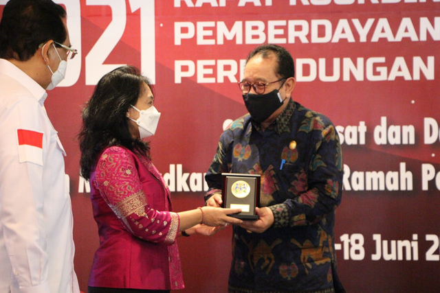 Menteri Pemberdayaan Perempuan dan Perlindungan Anak (P3A) RI, I Gusti Ayu Bintang Darmawati memberikan plakat kepada Wagub Bali Cok Ace - IST