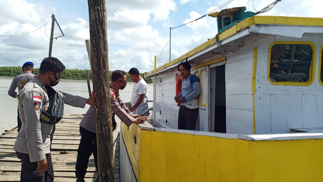 Pemeriksaan sejumlah kapal nelayan di dermaga Pelabuhan Merauke. (Dok foto: Humas Polda Papua)