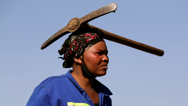 Potret pencari Berlian di Afrika Selatan. Foto: REUTERS/Siphiwe Sibeko