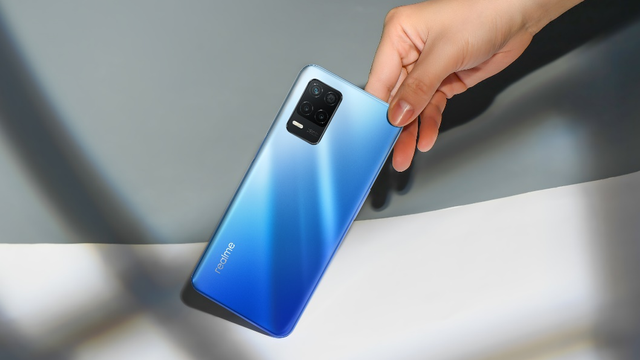 Smartphone Realme 8 5G warna Supersonic Blue. Foto: Dok. Realme