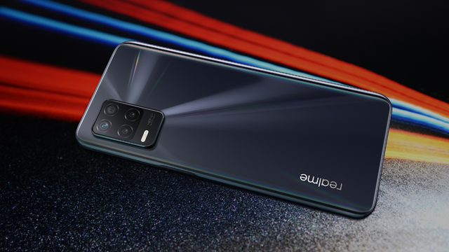 Smartphone Realme 8 5G warna Supersonic Black. Foto: Dok. Realme