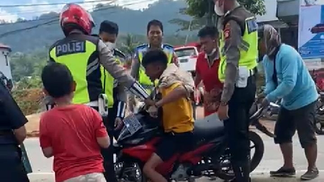 Seorang bocah di Toraja Utara menangis saat ditilang polisi. Foto: Dok. Istimewa