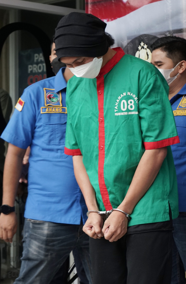 Tersangka Erdian Aji Prihartanto alias Anji dihadirkan saat rilis penyalahgunaan narkoba di Polres Jakarta Barat, Jakarta, Rabu, (16/6). Foto: Ronny