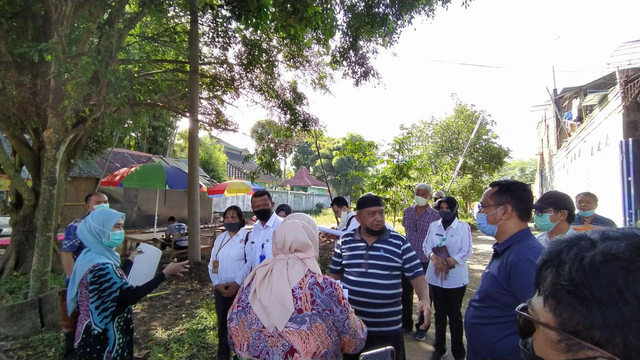 Kedua belah pihak sengketa tanah bersama Panitera PN Malang melakukan pemeriksaan setempat (PS) di lokasi, kawasan Madyopuro, dekat Velodrome Sawojajar, Rabu (16/6/2021). Foto/Azmy.