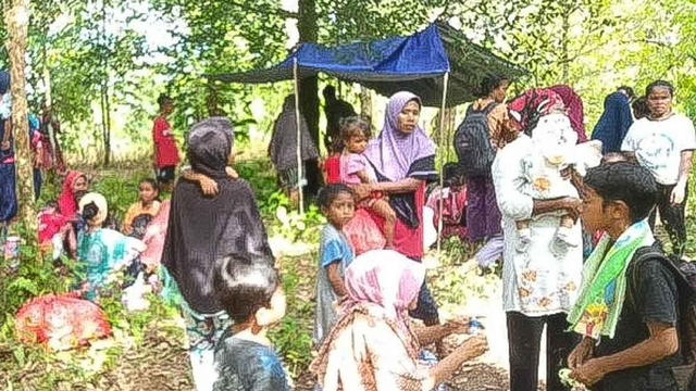 Warga mengungsi pascagempa magnitudo 6,1 di Pulau Seram, Kabupaten Maluku Tengah, Provinsi Maluku, Rabu (16/6/2021). Foto: Antara/HO.BNPB