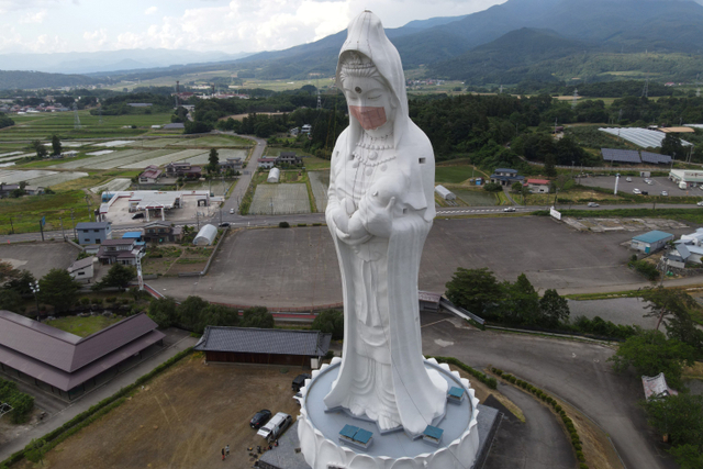 Foto udara menunjukkan patung Buddha setinggi 57 meter memakai masker di kuil Houkokuji Aizu Betsuin, Prefektur Fukushima, Jepang. Foto: Houkokuji Aizu Betsuin/via REUTERS