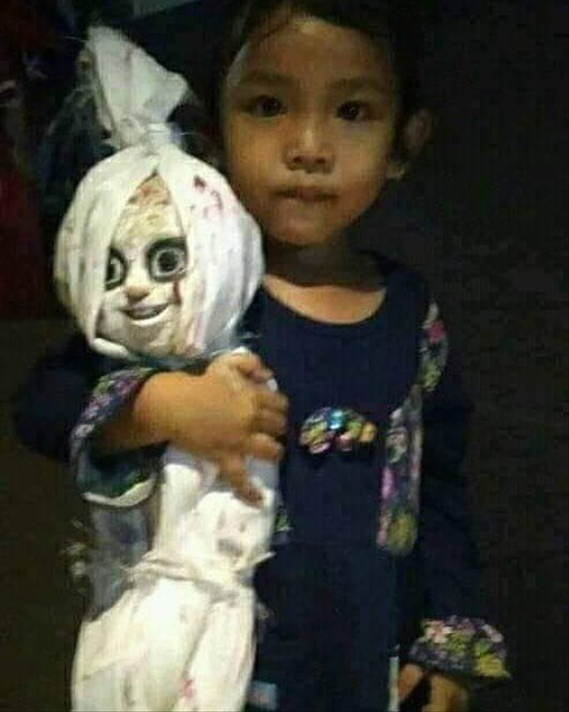 Viral seorang bocah perempuan punya hobi horor menyukai boneka pocong sampai dijadikan teman tidur. (Foto: Twitter/@Updatext)