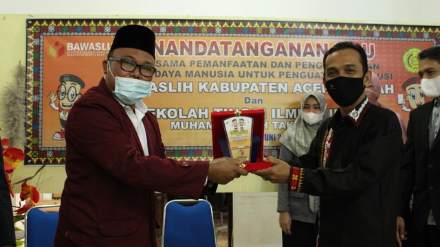 Kegiatan penandatanganan kerja sama antara Panwaslih Kabupaten Aceh Tengah dengan Sekolah Tinggi Ilmu Hukum Muhammadiyah. Foto: Dok. Panwaslih Aceh