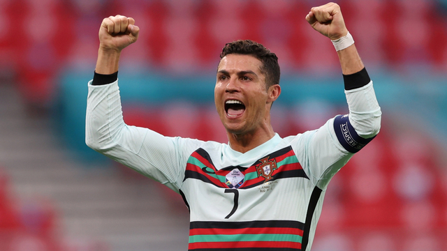 Pemain Portugal Cristiano Ronaldo berselebrasi pada laga Euro 2020 di Puskas Arena, Budapest, Hongaria, Selasa (15/6). Foto: Pool via REUTERS