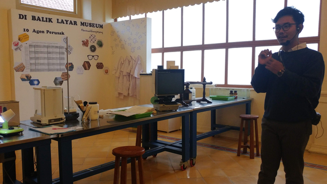 Seorang kurator pameran di Museum Sonobudoyo menjelaskan bagaimana cara kerja museum merawat benda-benda koleksi museum pada sebuah acara tahun 2018. Foto: ESP