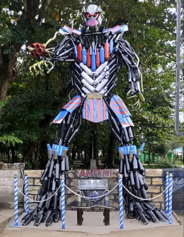 Robot Antravi yang terbuat dari knalpot hasil sitaan polisi. Foto: Istimewa.