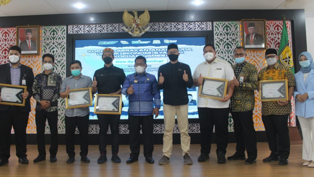 Chief of Economist Bank Syariah Indonesia, Banjaran Surya Indrastomo (kiri) hadir dalam acara Kopdar Gerakan Anak Muda Untuk Ekonomi Syariah (KOPDAR gaMEs). Foto: BSI