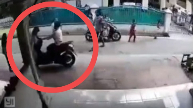 Masalah Warisan, Seorang Wanita Ditabrak Saudara Kandungnya hingga Tersungkur (30020)