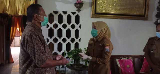 Wakil Wali Kota Palembang, Fitrianti Agustiinda, mengunjungi kediaman Wanghiston (70) seniman Palembang. (Foto. Istimewa)