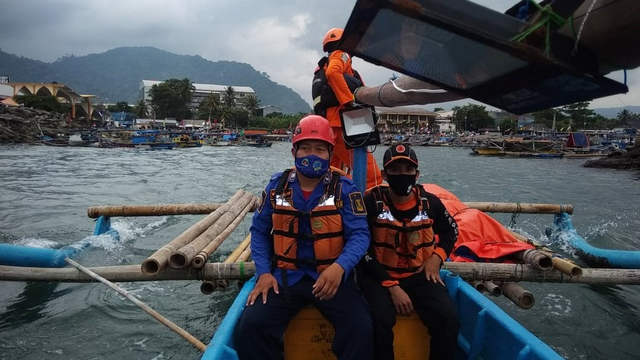 Pencarian remaja yang tenggelam di Pantai Istiqomah, Pelabuhan Ratu, Sukabumi.  Foto: Kantor Pencarian dan Pertolongan Jakarta