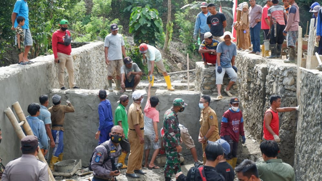 Warga Kecamatan Aere bersama sejumlah personil TNI melaksanakan pembangunan embung. Foto: Deden Saputra/kendarinesia.