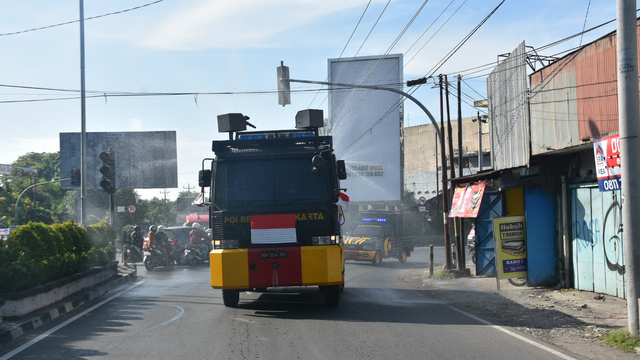 Kendaraan water cannon dikerahkan untuk penyemprotan disinfektan di jalan dan tempat publik yang ada di Kota Solo.
