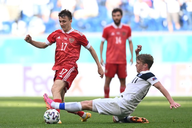 Pemain Timnas Finlandia Rasmus Schuller berebut bola dengan pemain Timnas Rusia Aleksandr Golovin pada pertandingan grup B Euro 2020 di Saint Petersburg Arena, Saint Petersburg, Rusia. Foto: Kirill Kudryavtsev/REUTERS