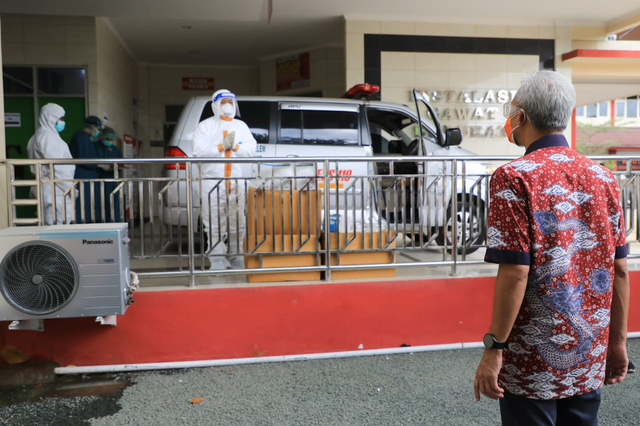 Gubernur Ganjar Pranowo meninjau RSUD Soediran Mangun Sumarso Wonogiri terkait antisipasi penanganan kasus meningkatnya pasien COVID-19 di daerah perbatasan Wonogiri, Rabu (16/6/2021). Foto: istimewa