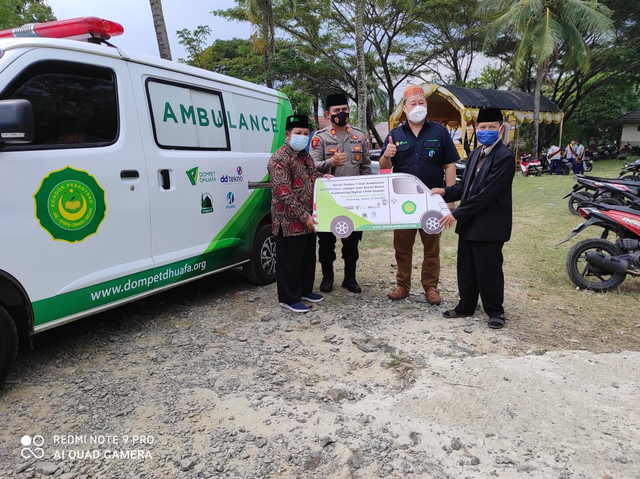 Serah terima Ambulans dari DD Tekno kepada Yayasan Ponpes As Syifa, turut dihadiri Kapolsek Panimbang, Sugiar Ali Munandar. (Rabu, 16/06/2021) Sumber Dompet Dhuafa