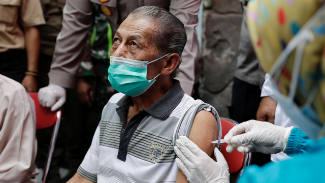 Petugas kesehatan memberikan vaksin corona dosis pertama kepada warga di Desa Sindanglaya, Cianjur, Selasa (15/6). Foto: Willy Kurniawan/REUTERS