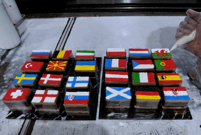 Kue cokelat bergambar bendera negara-negara peserta Euro 2020 di Nandiya Bakery, Denpasar, Bali, Rabu (16/6/2021). Foto: Fikri Yusuf/ANTARA FOTO