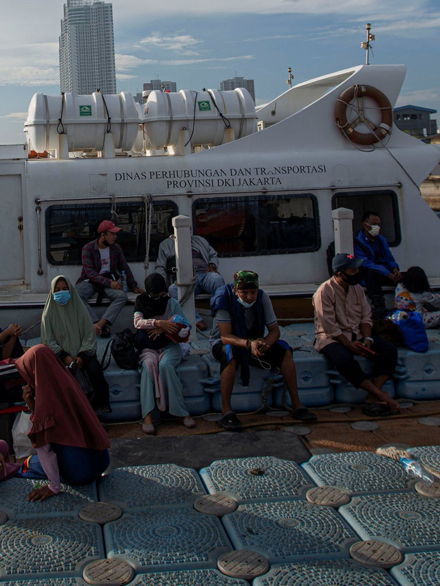 Calon penumpang menunggu jadwal keberangkatan kapal tujuan Pulau Kelapa dan Pulau Sebira di Pelabuhan Kali Adem, Muara Angke, Jakarta, Rabu (16/6/2021). Foto: Aditya Pradana Putra/Antara Foto