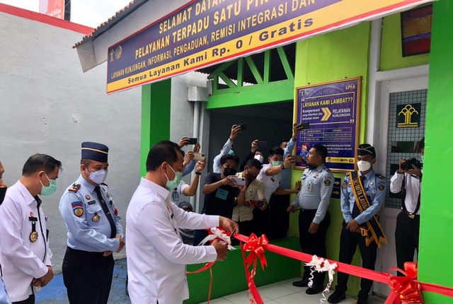 Kepala Kanwil Kemenkumham Maluku Utara saat meresmikan PTSP LPKA Ternate. Foto: Samsul Hi Laijou/cermat