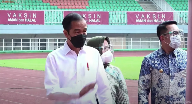 Presiden Jokowi meninjau vaksinasi massal di Stadion Pakansari Bogor didampingi Gubernur Jabar Ridwan Kamil dan Bupati Bogor Ade Yasin. Foto: Youtube/Setpres
