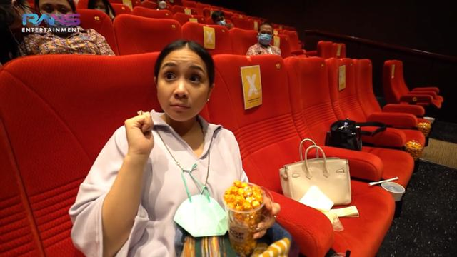 Satu Studio Bioskop Disewa, Nagita Slavina Nonton Film Conjuring Bareng Karyawannya. Foto: YouTube/Rans Entertainment