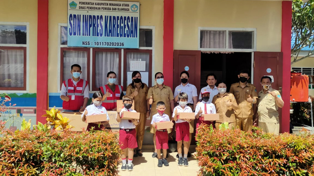 Penyerahan bantuan sepatu sekolah ke para siswa SD Negeri Inpres Karegesan di Kabupaten Minut, yang merupakan bantuan dari Donasi Alfamart 