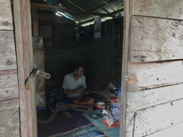 Kakek Yani tinggal seorang diri di sebuah gubuk sempit. Foto: Aio Tanoto.