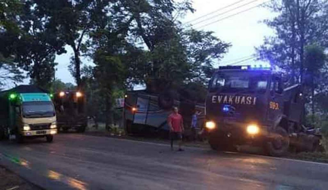 Sebuah Truk dan 2 Bus Terlibat Kecelakaan Beruntun di Madiun, 12 Orang Terluka