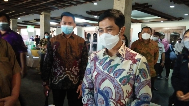Wakil Menteri Kesehatan (Wamenkes) Dante Saksono Harbuwono saat berada di Denpasar, Bali - KAD
