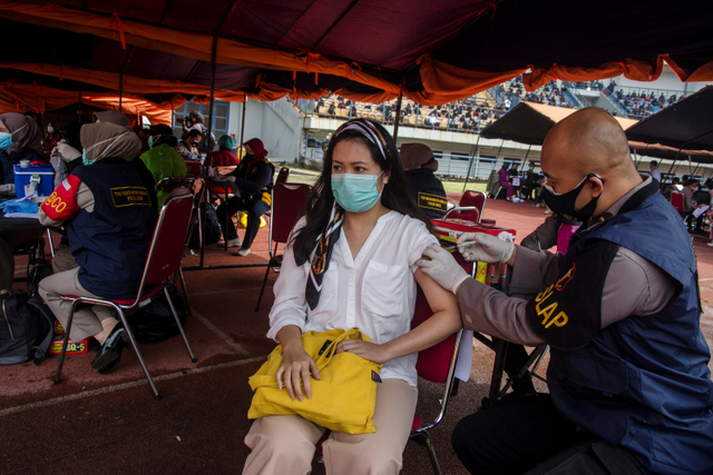 Petugas tenaga kesehatan menyuntikkan vaksin COVID-19 kepada warga saat vaksinasi massal di Stadion Gelora Bandung Lautan Api (GBLA), Bandung, Jawa Barat, Kamis (17/6).  Foto: Novrian Arbi/ANTARA FOTO