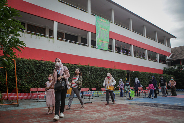 Wali murid berada di lingkungan sekolah saat pendaftaran Penerimaan Peserta Didik Baru (PPDB) secara daring di SDN Tangerang 6, Kota Tangerang, Banten, Kamis (17/6/2021). Foto: Fauzan/Antara Foto