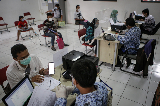 Operator sekolah membantu wali murid saat pendaftaran Penerimaan Peserta Didik Baru (PPDB) secara daring di SDN Tangerang 6, Kota Tangerang, Banten, Kamis (17/6/2021). Foto: Fauzan/Antara Foto