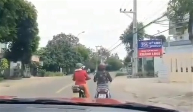 Viral aksi santuy dua orang emak-emak asyik nge-rumpi di tengah jalan bikin macet lalu lintas. (Foto: Instagram/@ndorobeii)
