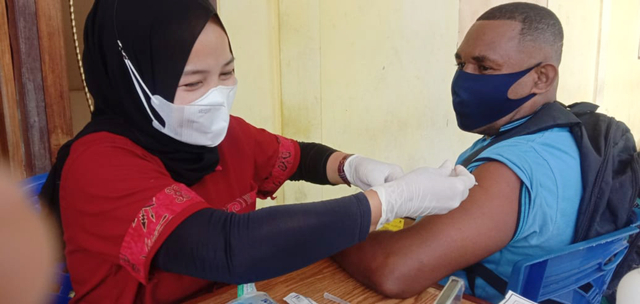 Pelaksanaan vaksin di Kota Jayapura. (BumiPapua.com/Qadri Pratiwi) 
