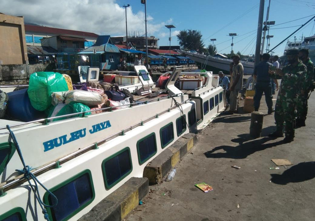 Speedboat Buleu Jaya saat diperintahkan petugas putar balik ke Pelabuhan Bastiong. Foto: Istimewa