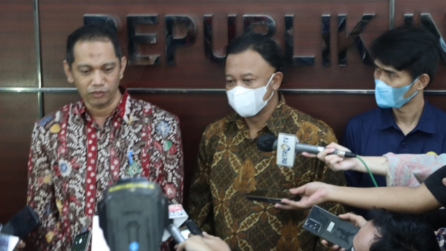 Wakil Ketua KPK Nurul Ghufron (kiri) dan Komisioner Komnas HAM Choirul Anam (tengah) saat memberikan keterangan pers di kantor Komnas HAM. Foto: Dok. Istimewa