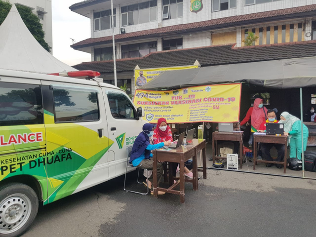 Tim RDK dari LKC Dompet Dhuafa bersama Puskesmas Pasar Minggu mengadakan vaksinasi secara gratis bagi warga DKI Jakarta, berlokasi di halaman Polsek Pasar Minggu, Jakarta Selatan akan diadakan selama dua hari hingga Jumat (18/06). Sumber Dompet Dhuafa.