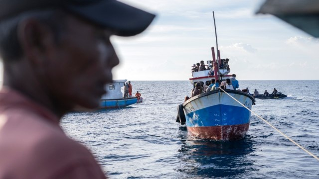 Pengungsi Rohingya berada di kapal nelayan Aceh Utara saat ditarik untuk dievakuasi ke daratan, Juni 2020. Foto: Zikri M untuk acehkini