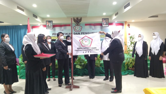 Pelantikan dan Pengukuhan Forum Pemberdayaan Perempuan Indonesia (FPII) Dewan Pimpinan Cabang Kota Sorong periode 2021-2026, yang berlangsung di Mariad Hotel Sorong, Kamis (17/6), foto: Yanti/Balleo News