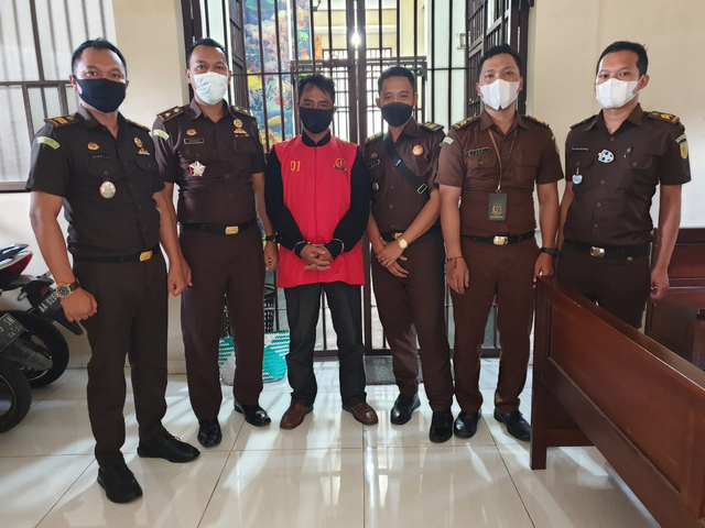 Kejaksaan Negeri Temanggung menahan mantan Pinca (pimpinan cabang) PD BKK Pringsurat Cabang Tretep, Sugeng Prayitno yang ditetapkan sebagai tersangka pada kasus korupsi PD BKK Pringsurat Cabang Tretep. Foto: ari/Tugu Jogja